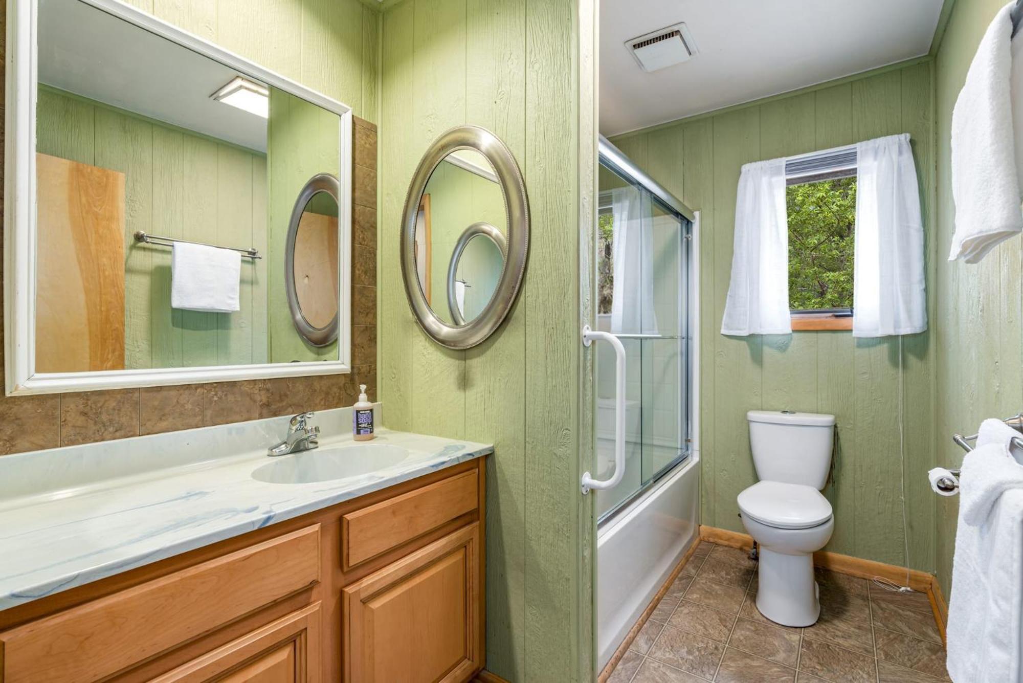 Chalet W Hot Tub, Large Deck, Grill, & Fast Wifi Berkeley Springs Exterior foto